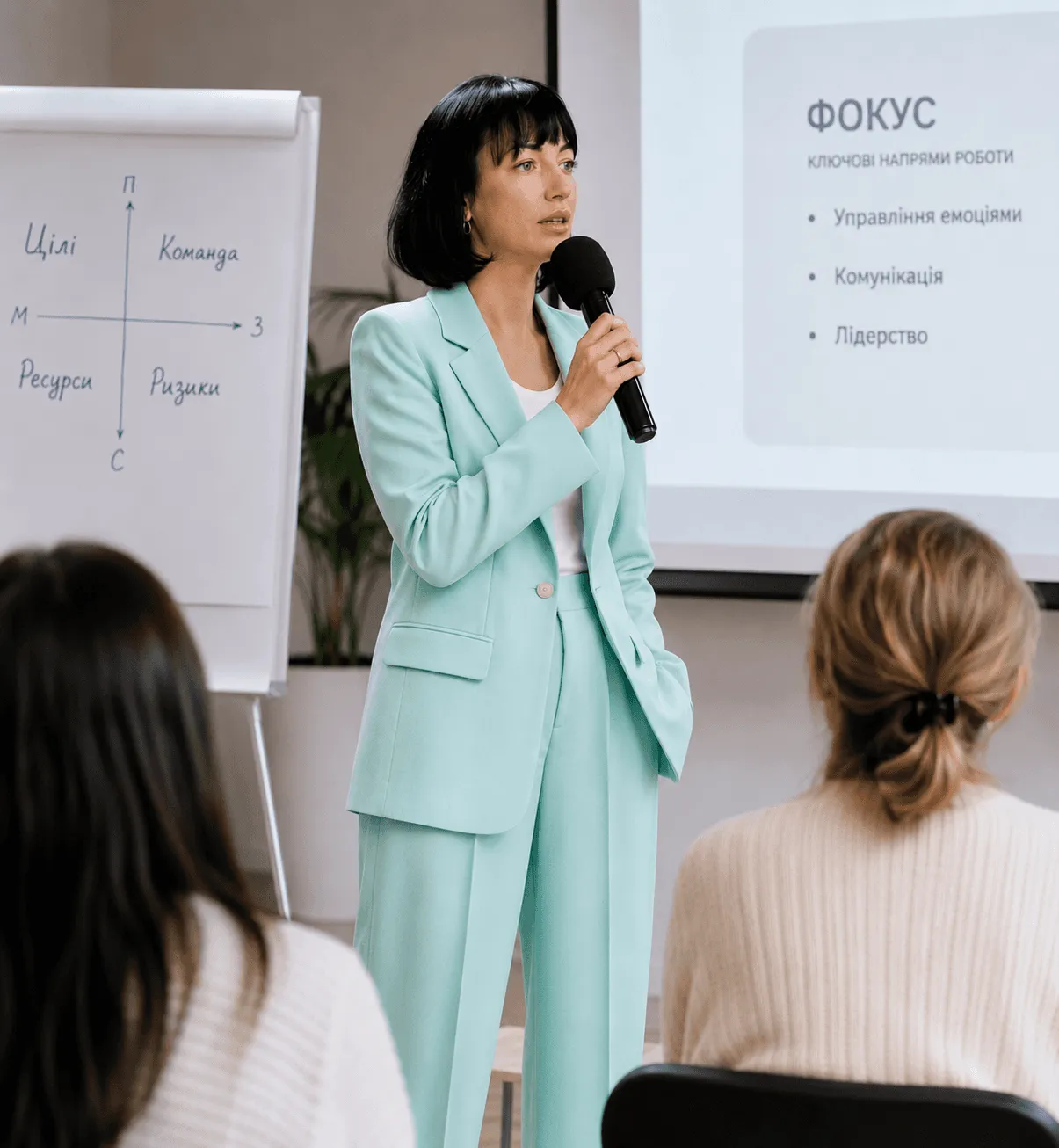 Мілена проводить тренінг